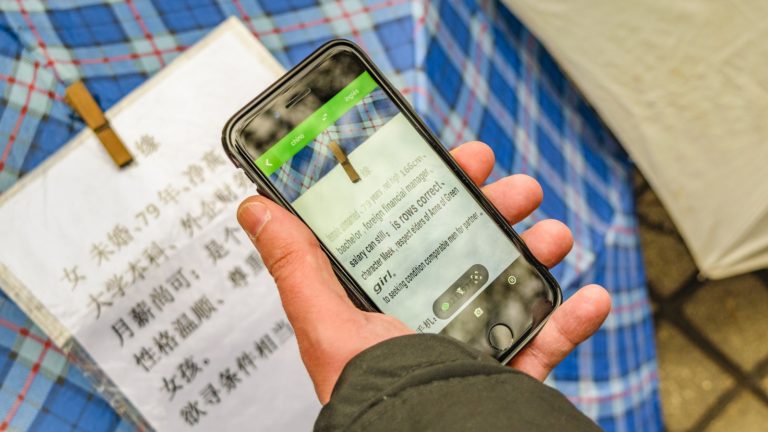 Живий переклад у Google Перекладач тепер працює офлайн. Але доступний лише на Pixel 9, 10, 11