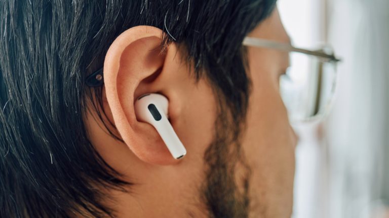 Використання AirPods підвищує ризик пошкодження слуху через небезпечне збільшення гучності в шумному середовищі