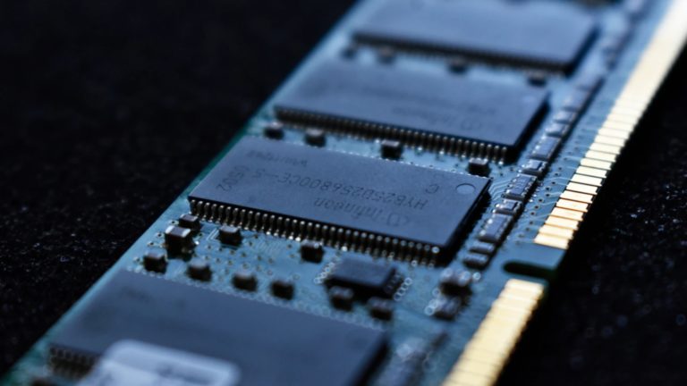 Зростання частки вартості DRAM та SSD у ціні персональних комп’ютерів до 40 відсотків спричинило падіння глобальних поставок на 20 відсотків