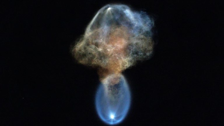 Атмосферный след Falcon 9 имитирует космическую медузу над Северной Америкой после запуска SpaceX