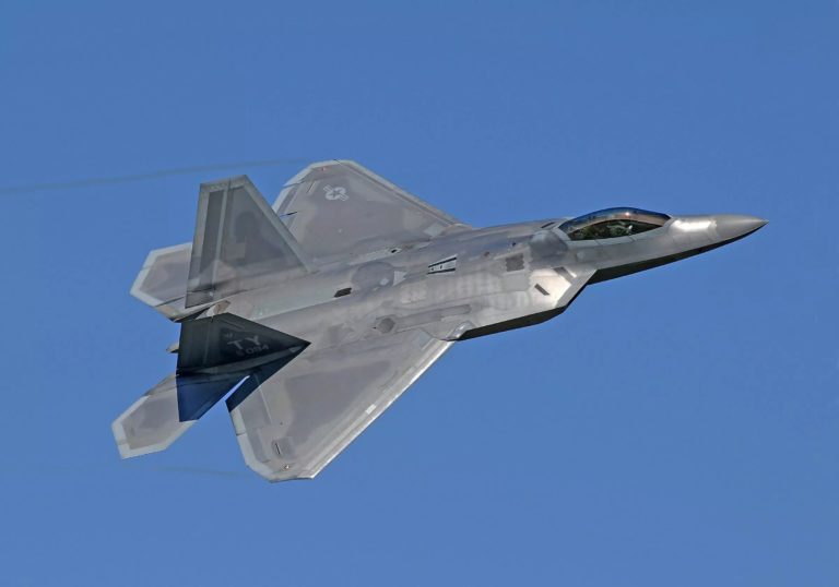 Пілот винищувача F-22 віддає накази безпілотнику Fury під час імітації бойових дій