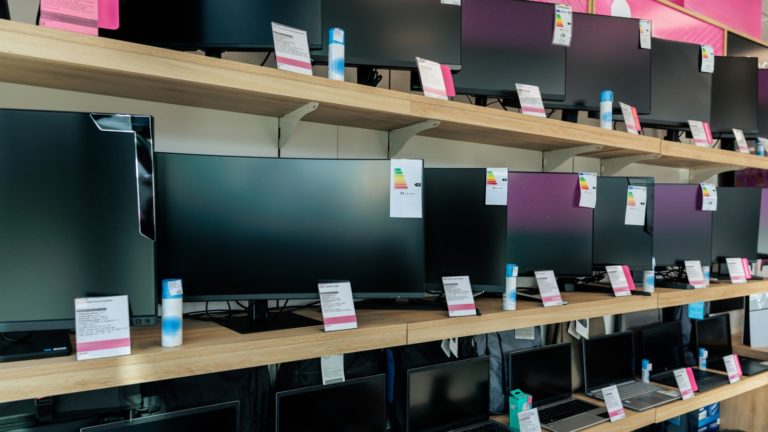 OLED-мониторы подешевели на 40% до 350 долларов, и это только начало эры 700 Гц