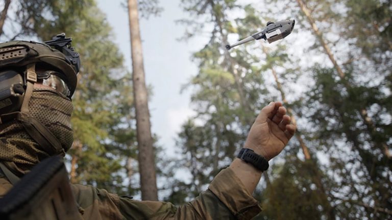 Кишеньковий дрон Black Hornet 4 за 28 тисяч доларів замінює розвідників на полі бою